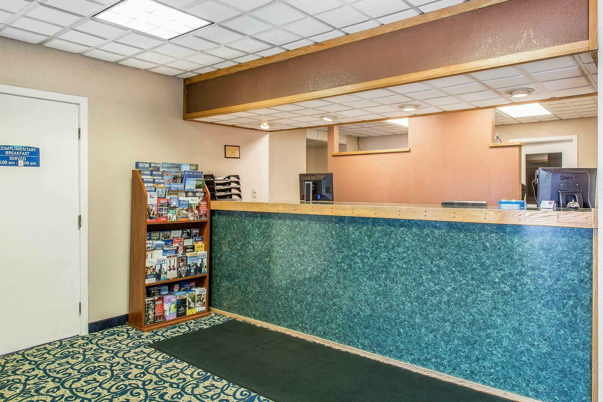 Econo Lodge Cranston - Providence Exterior photo